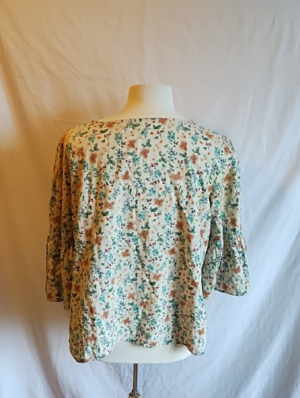 Floral Puff-Sleeve Blouse in Cream and Green - Picture 3 of 4